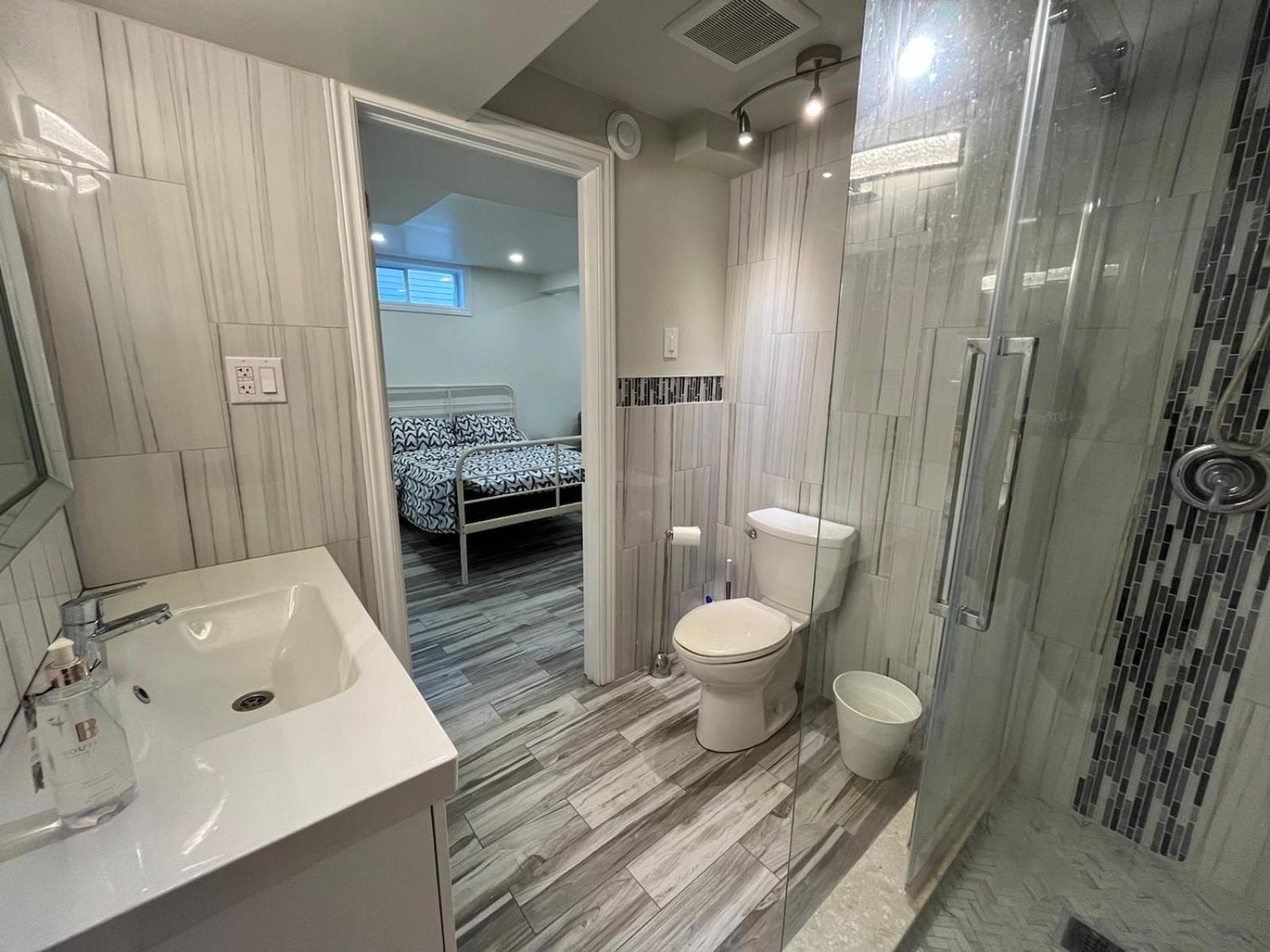Modern Studio With Kitchenette And Bath グエルフ エクステリア 写真
