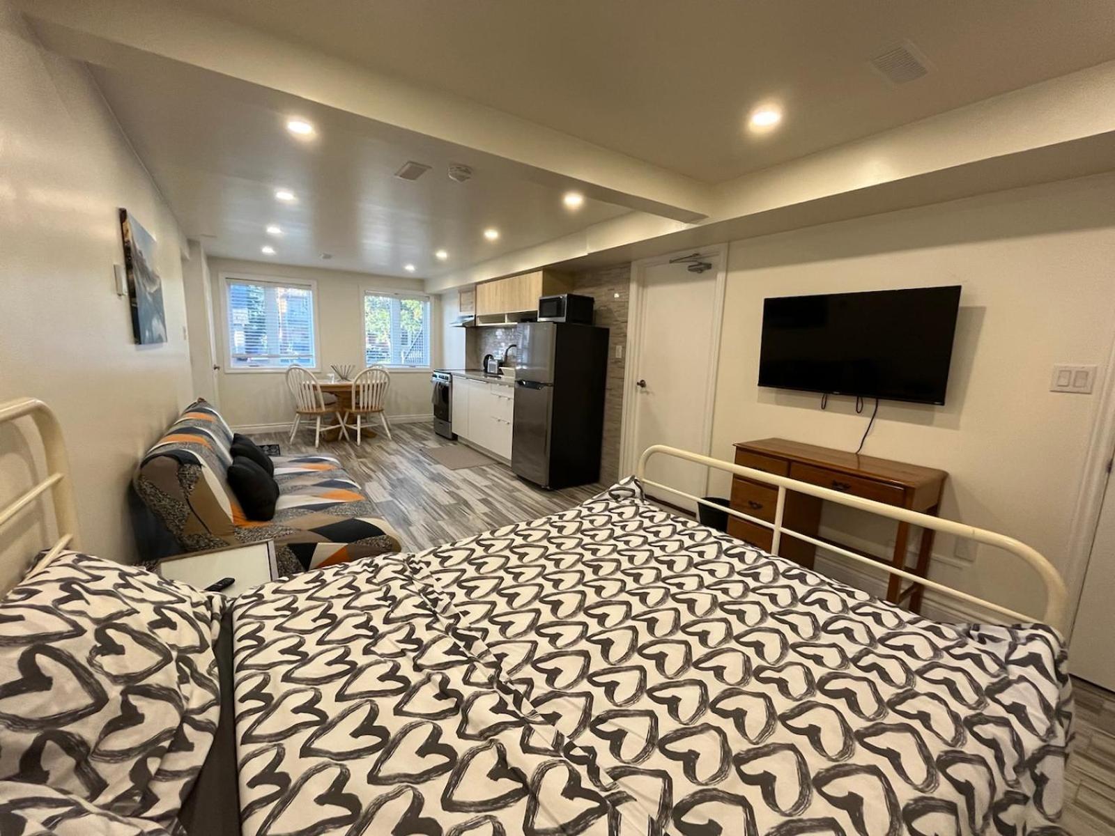 Modern Studio With Kitchenette And Bath グエルフ エクステリア 写真