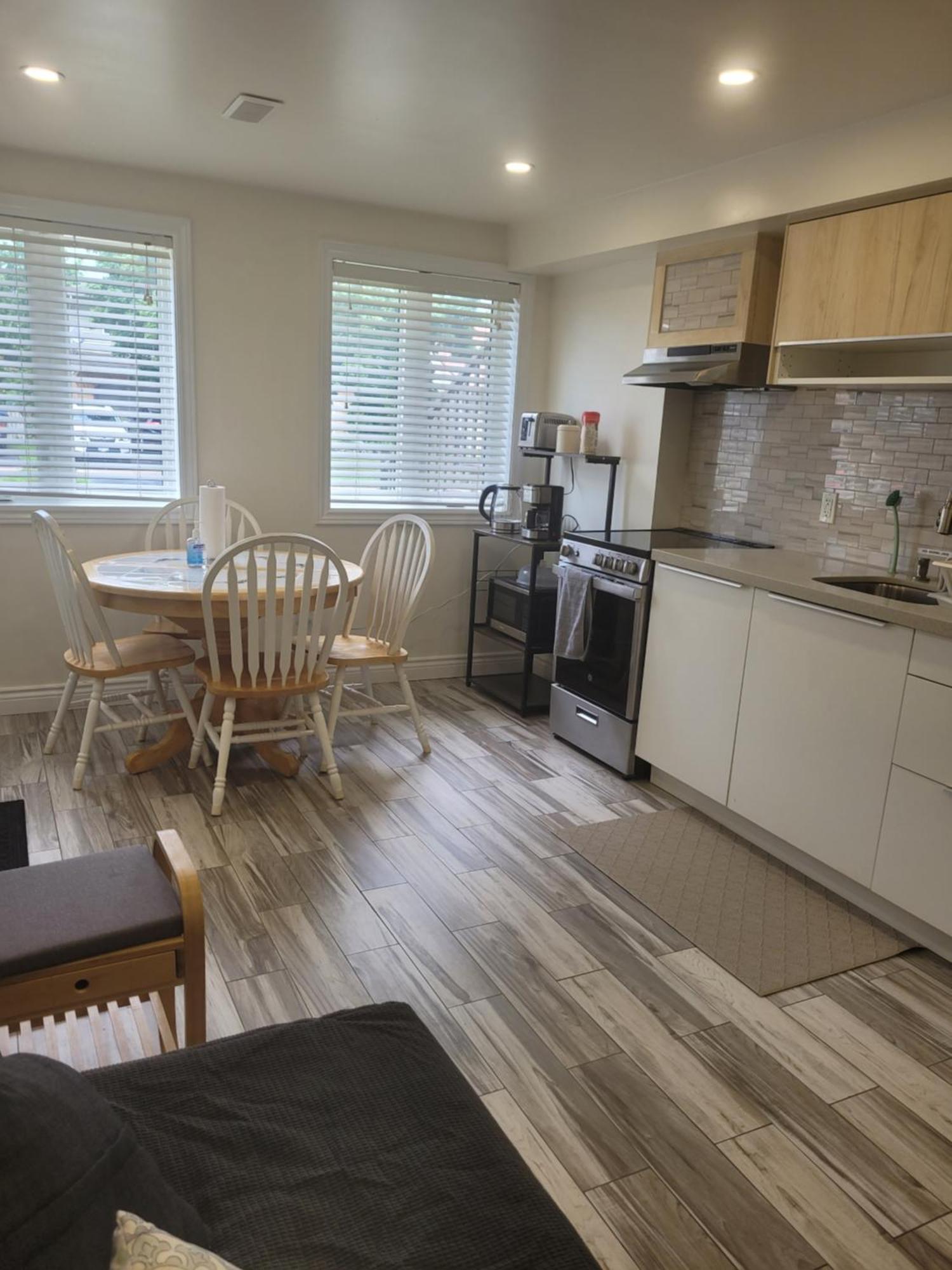 Modern Studio With Kitchenette And Bath グエルフ エクステリア 写真