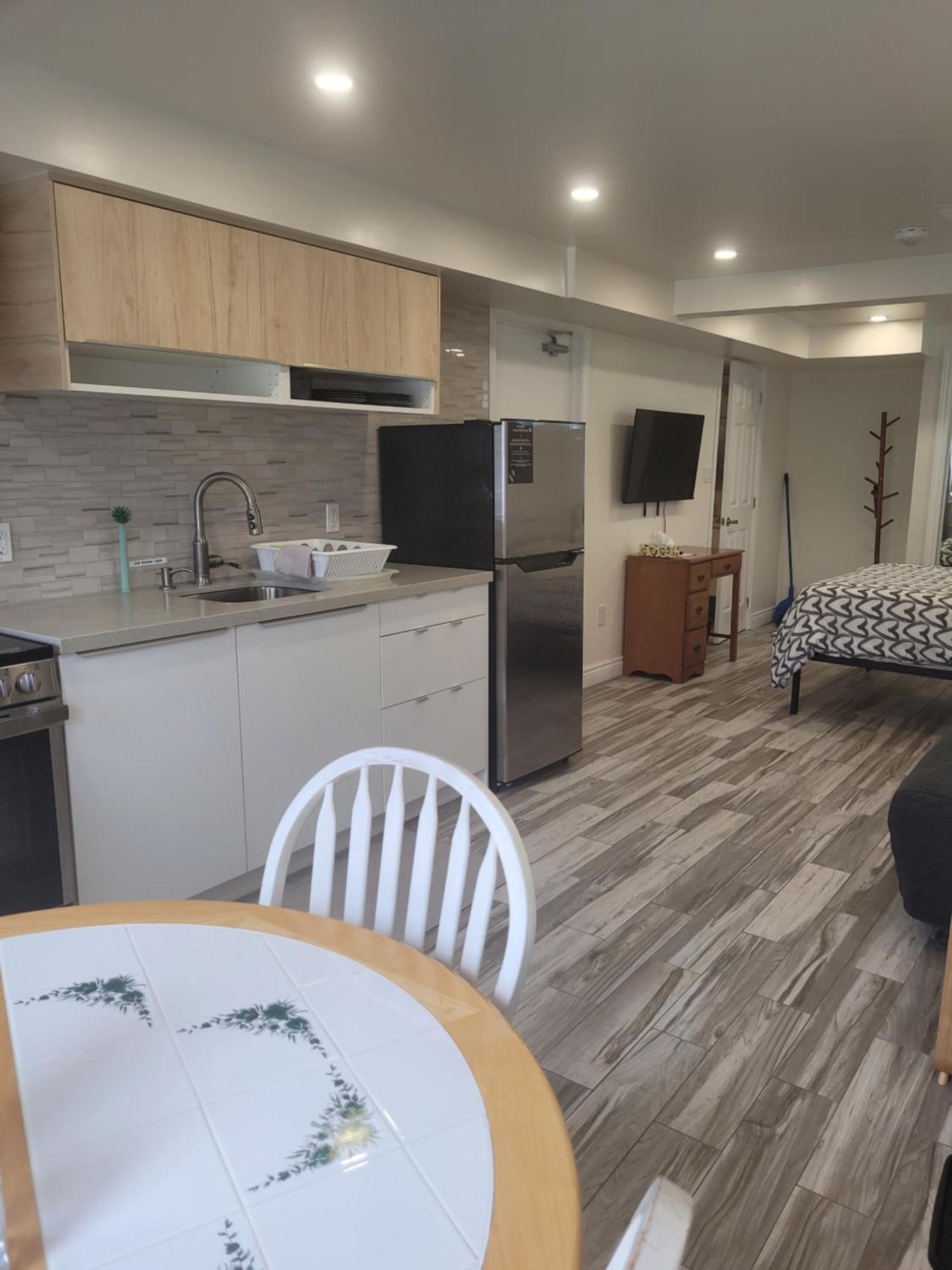 Modern Studio With Kitchenette And Bath グエルフ エクステリア 写真