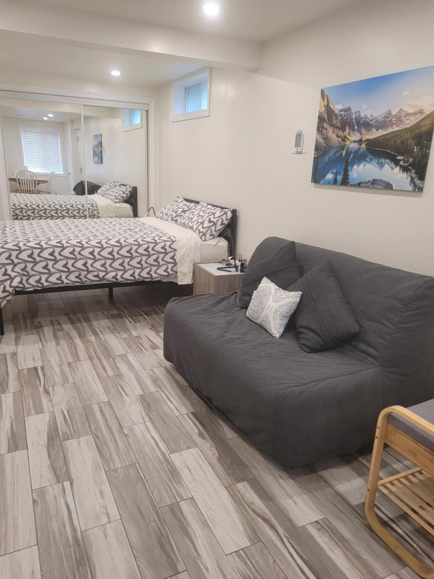 Modern Studio With Kitchenette And Bath グエルフ エクステリア 写真