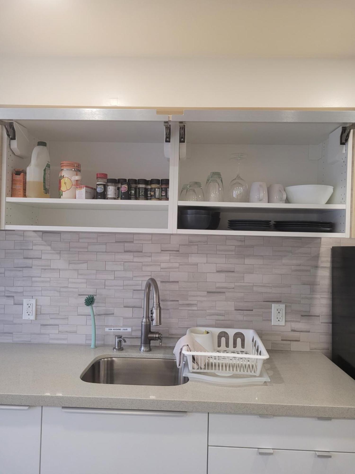 Modern Studio With Kitchenette And Bath グエルフ エクステリア 写真