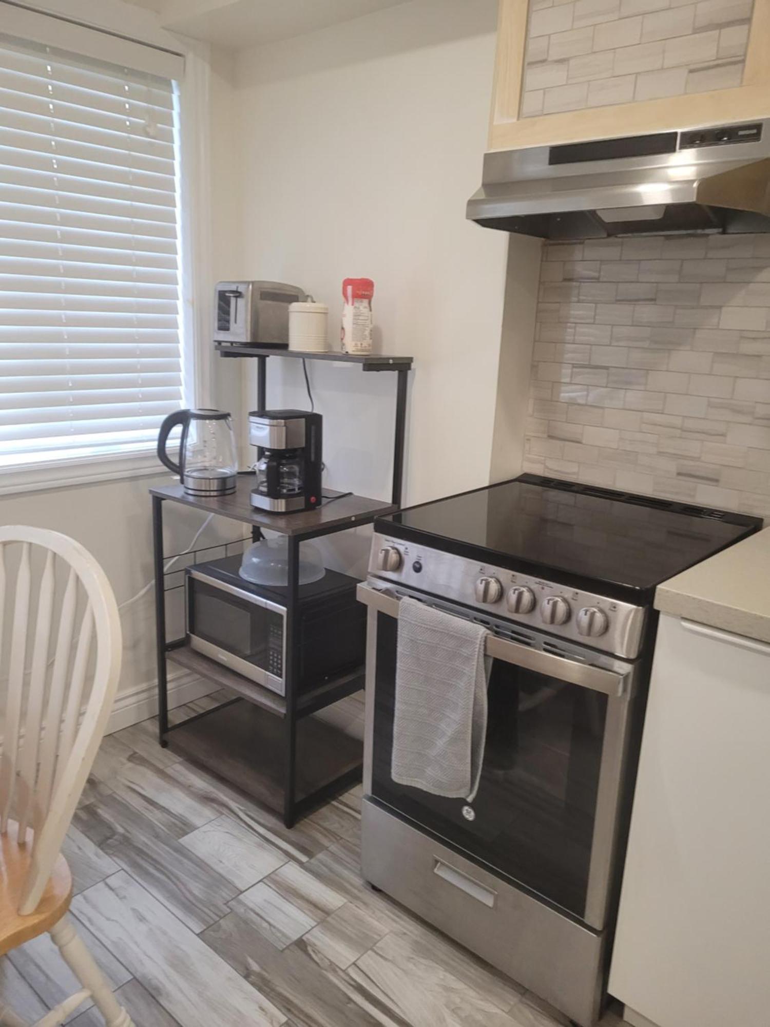Modern Studio With Kitchenette And Bath グエルフ エクステリア 写真