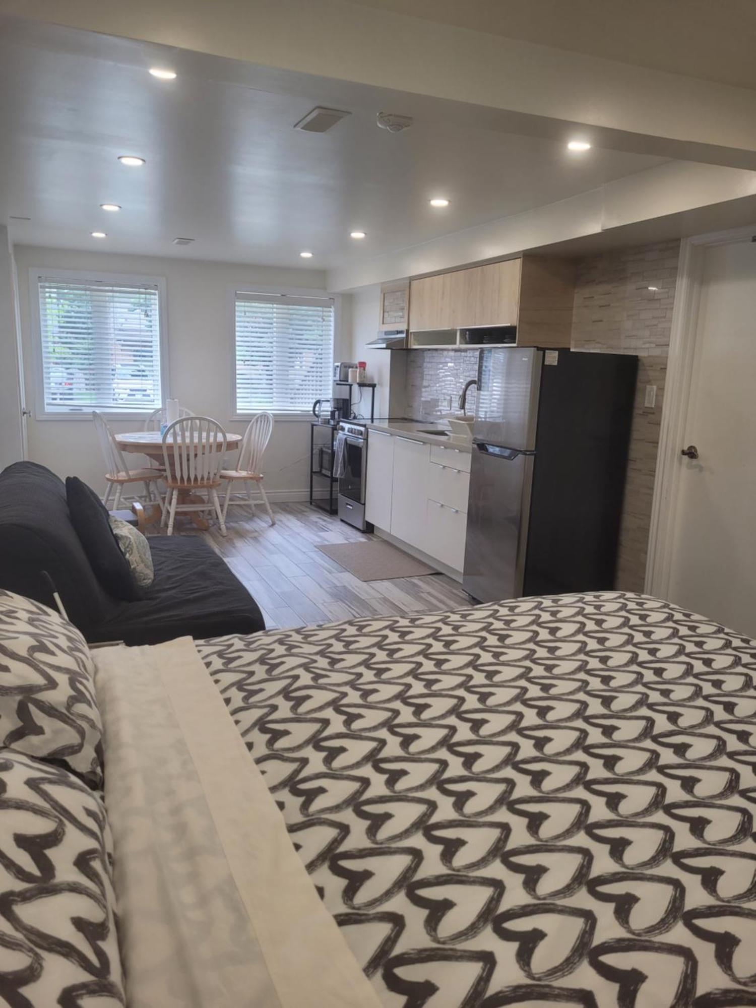 Modern Studio With Kitchenette And Bath グエルフ エクステリア 写真